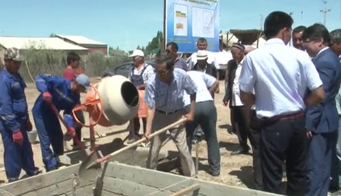 Kásipkerler týǵan jerine kómek berýde