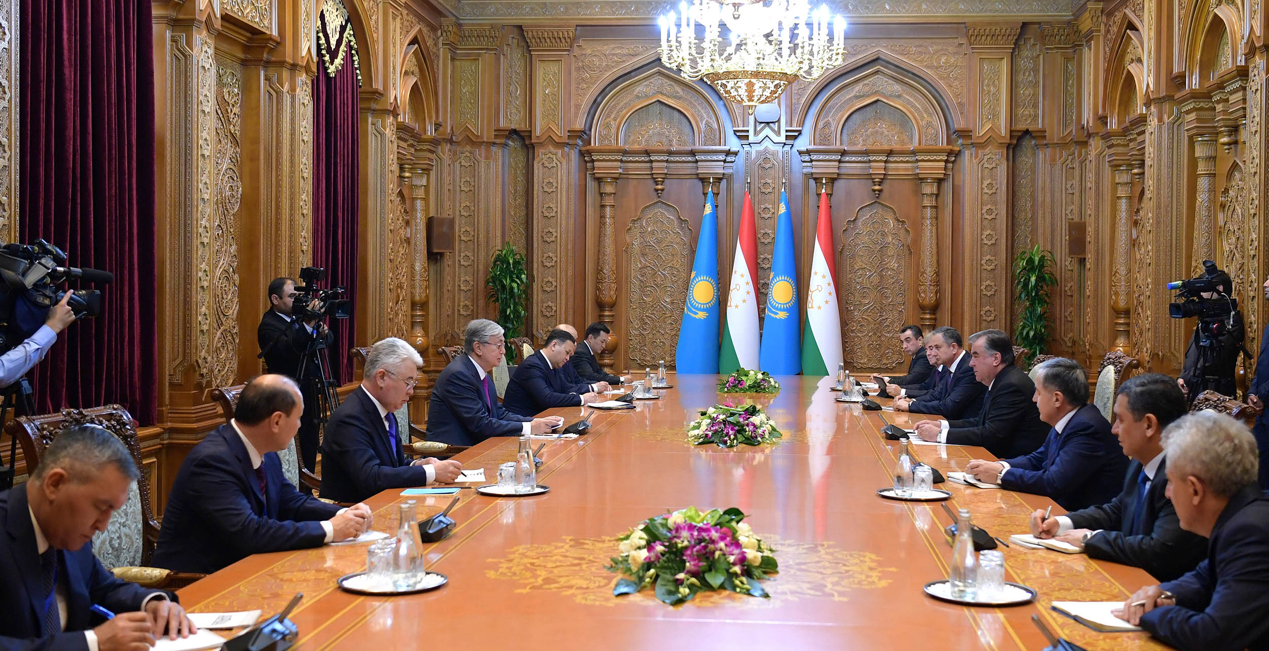 Qasym-Jomart Toqaev Tájikstan Respýblıkasynyń Prezıdenti Emomalı Rahmonmen kezdesti