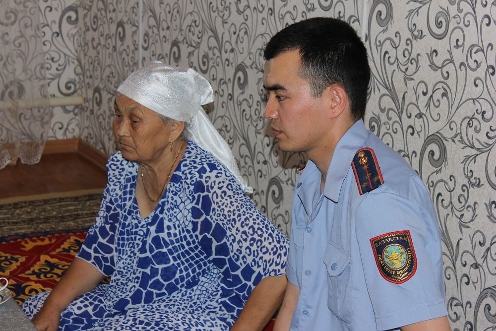 Mańǵystaýlyq polıseıler qyzmet babynda qaza tapqan áriptesteriniń otbasymen kezdesti