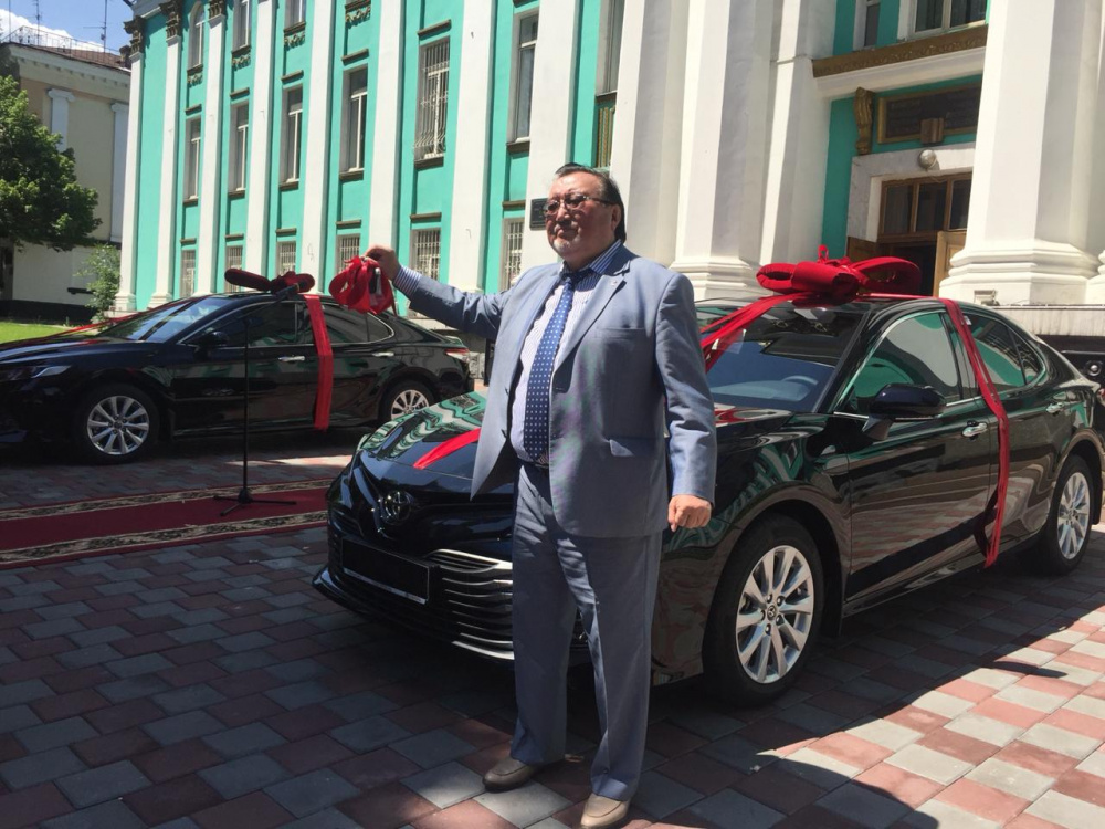 Memleket basshysy Jazýshylar odaǵyna temir tulpar syılady