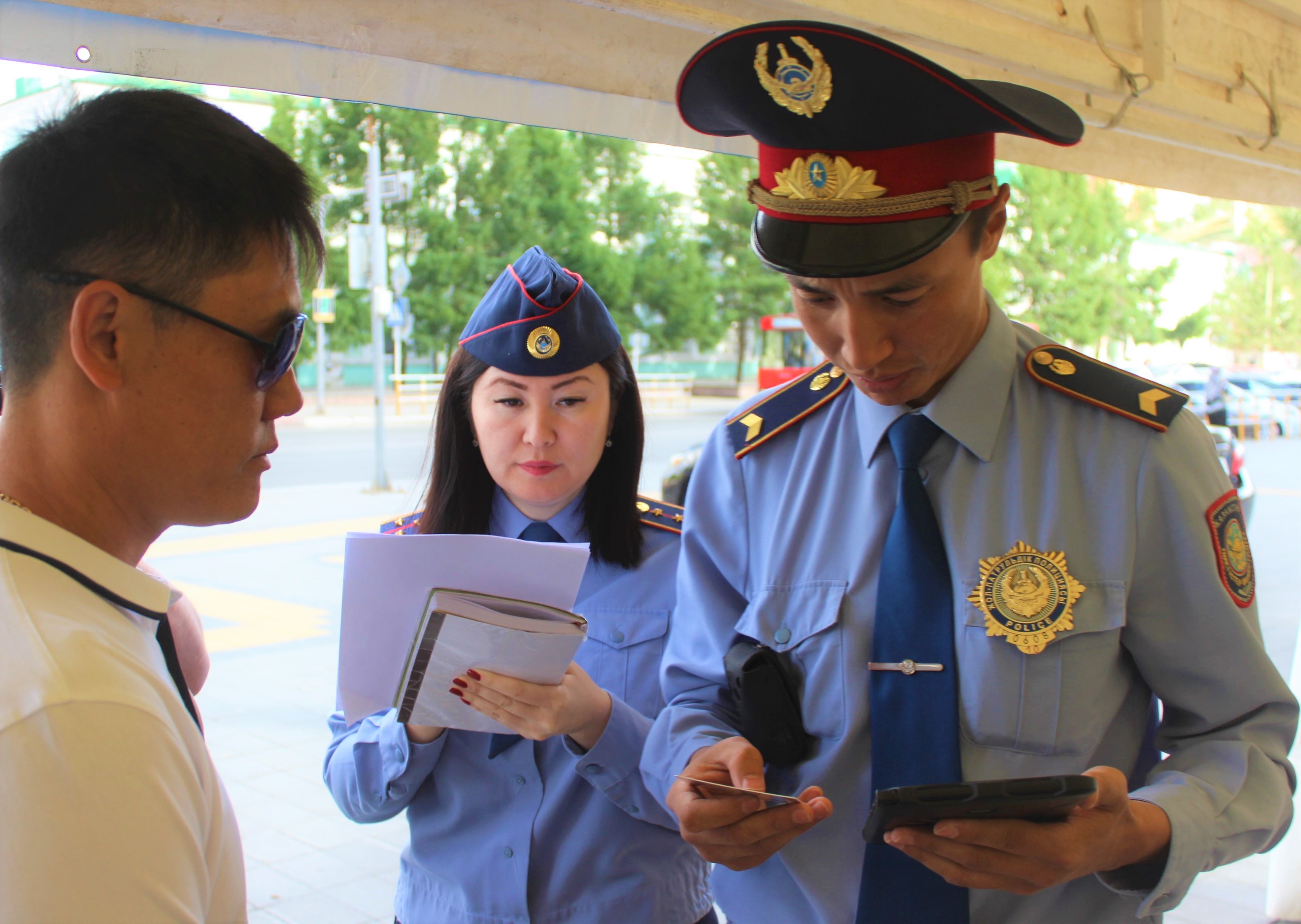 Qostanaılyq polıseıler qala turǵynyna QR azamattyǵyn alýǵa kómektesti