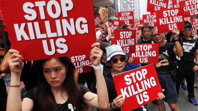 Gonkong basshysy halyqtan keshirim surady