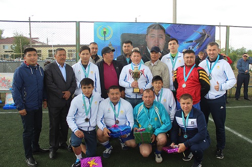 Erlikpen qaza tapqan polıseıdi eske alý týrnıri ótti