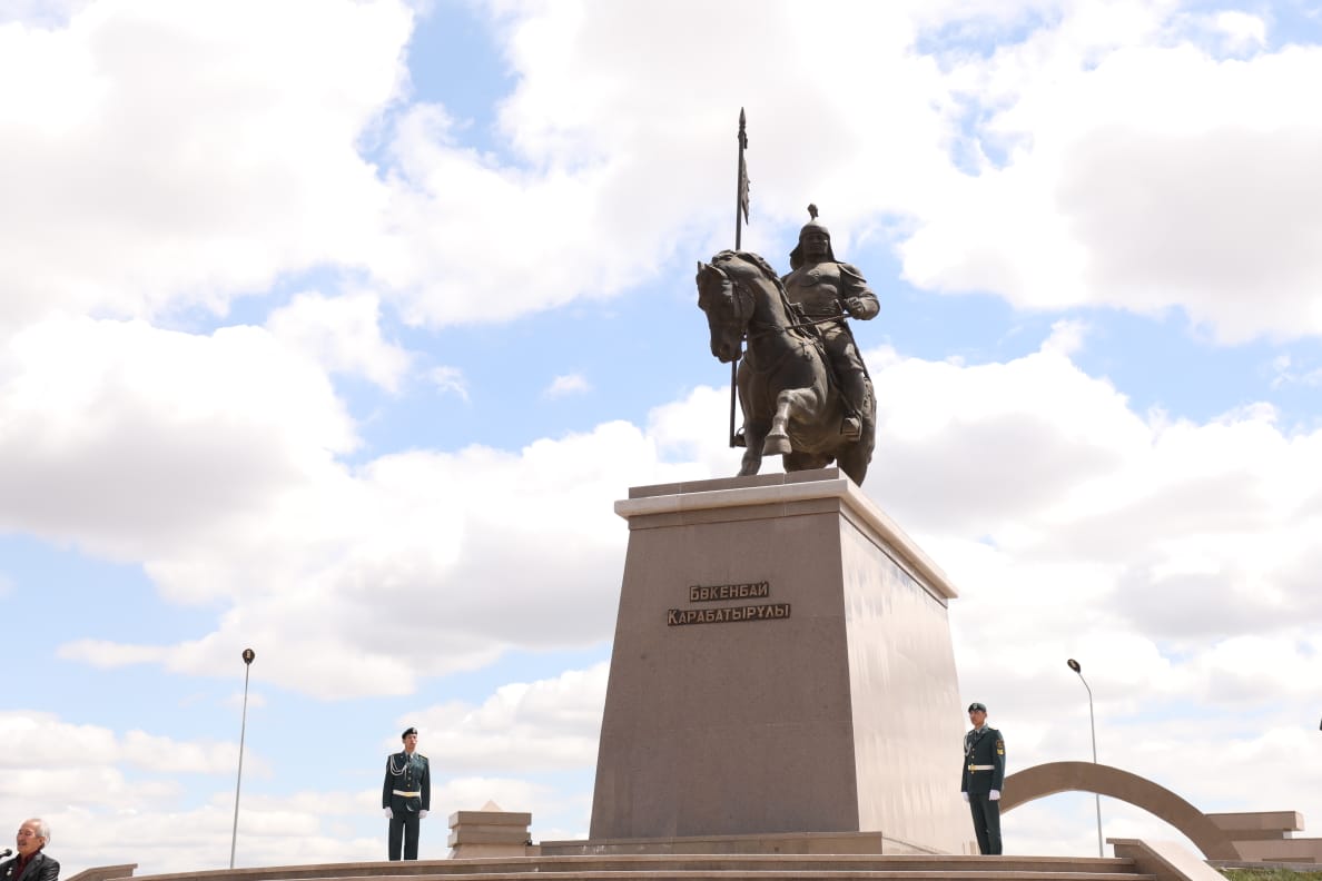 Aqtóbede Bókenbaı batyrdyń  eskertkishi ashyldy