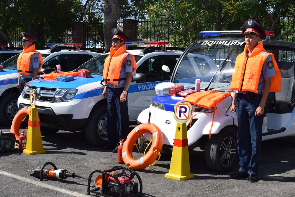Patrýldik polıseıler sýda qutqarý quraldarymen jabdyqtaldy