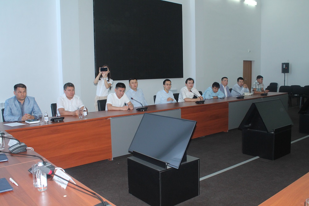 Mańǵystaý kásipkerler palatasy «Qazposhtamen» memorandýmǵa qol qoıdy.