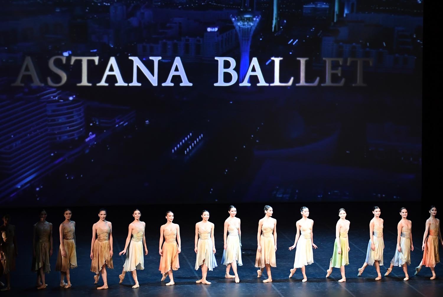 Balet jaýharlarymen baýrady