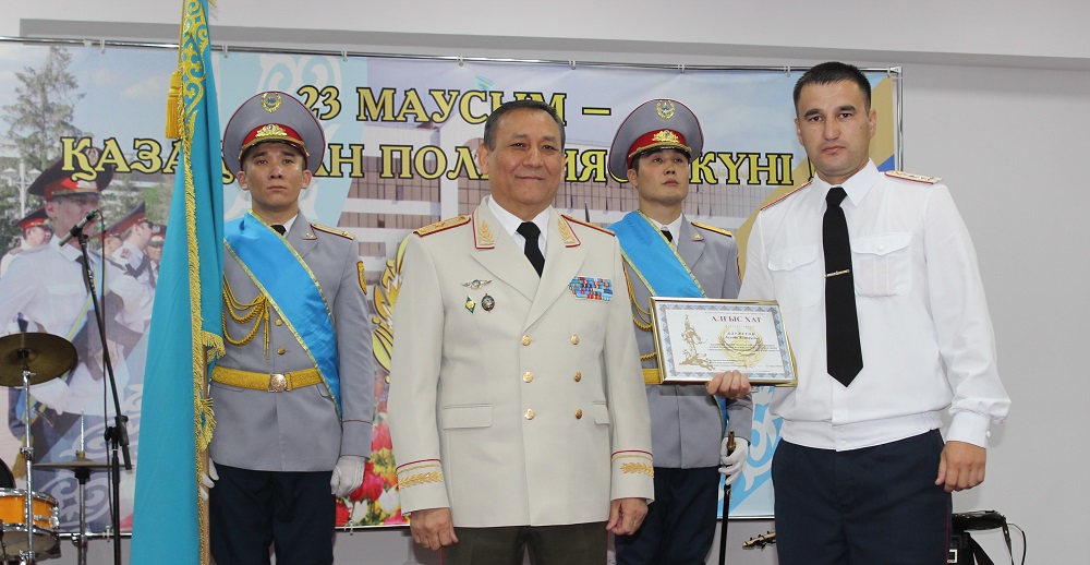 Batys Qazaqstanda myńnan asa polısııa qyzmetkeri marapattaldy