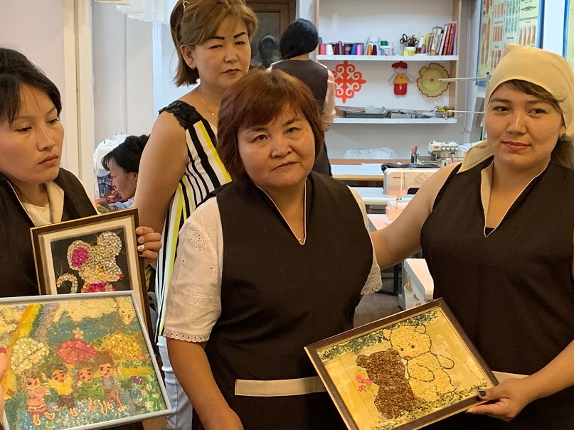 Múmkindigi shekteýli jandar kolledj bitirdi