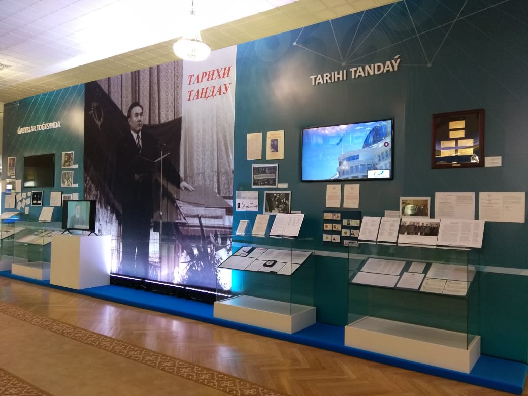 Elbasy kitaphanasy Almaty qalasynda «Nursultan Nazarbaev: kemeńgerliktiń 30 jyly» atty kórmeni ashty