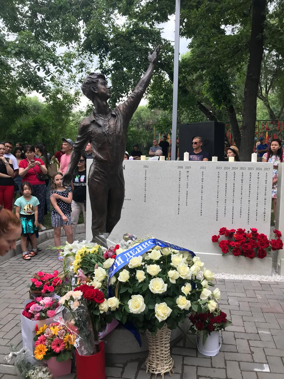 Almatyda Denıs Tenge arnalǵan memorıal ashyldy