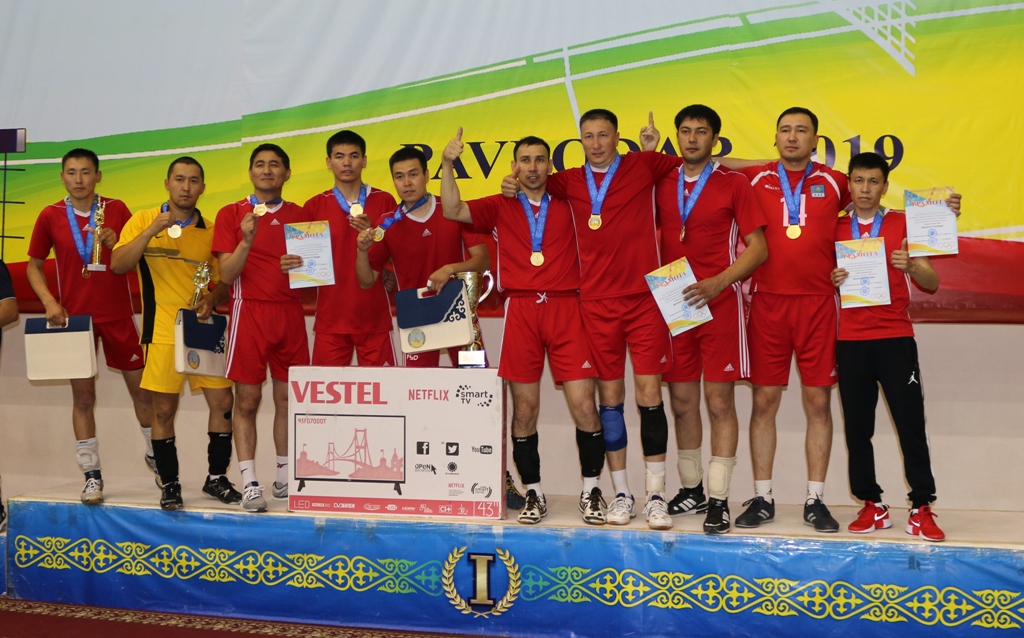 Komanda kapıtany aýyl ákimi bastaǵan memlekettik qyzmetshiler jeńiske jetti