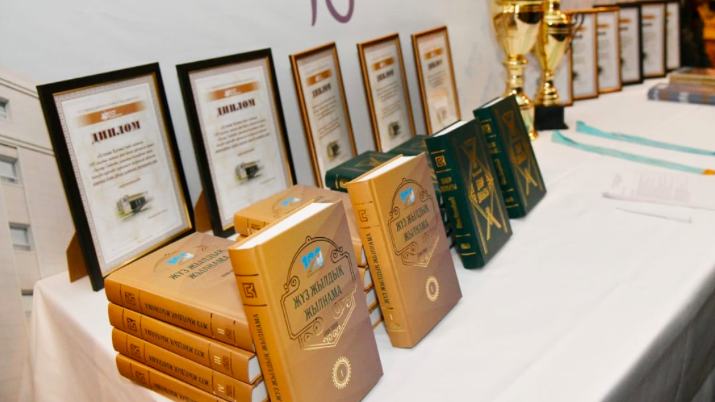 «Egemenniń» júldesi úshin jazýshy-jýrnalıster arasyndaǵy bılıardtan týrnır bastaldy