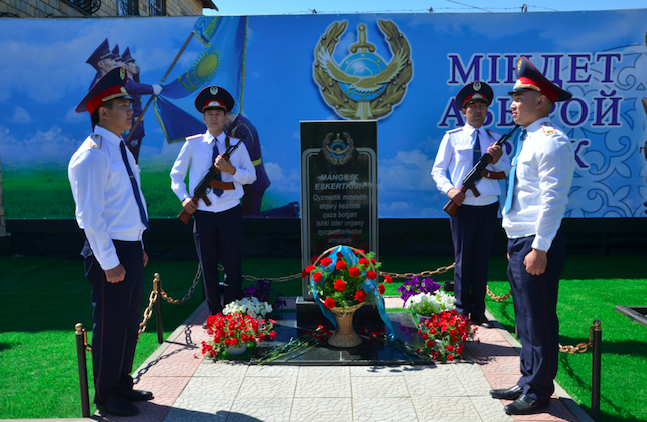 Qaraǵandy oblysynda tártip saqshylaryna eskertkish ornatyldy