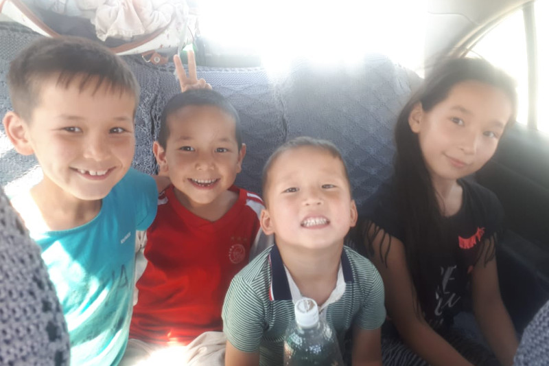 О́z sábıin joǵaltyp alǵan arystyq áıel ózgeniń balasyn anasyna apara jatyr