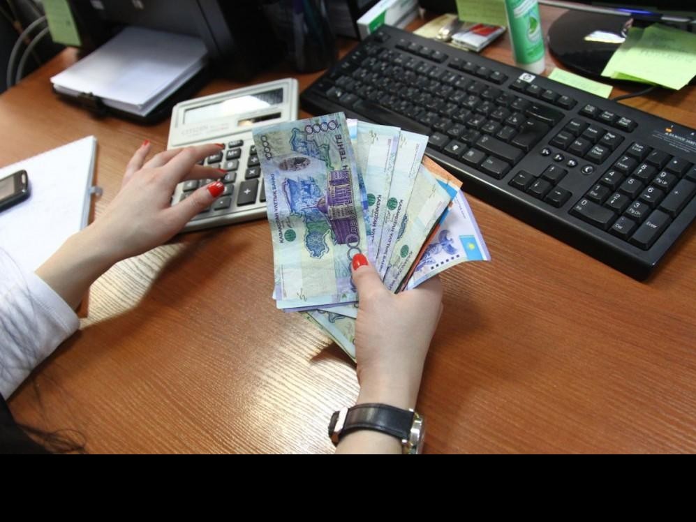 1 mıllıonnan astam azamattyq qyzmetshi osy aıda joǵary jalaqy alady