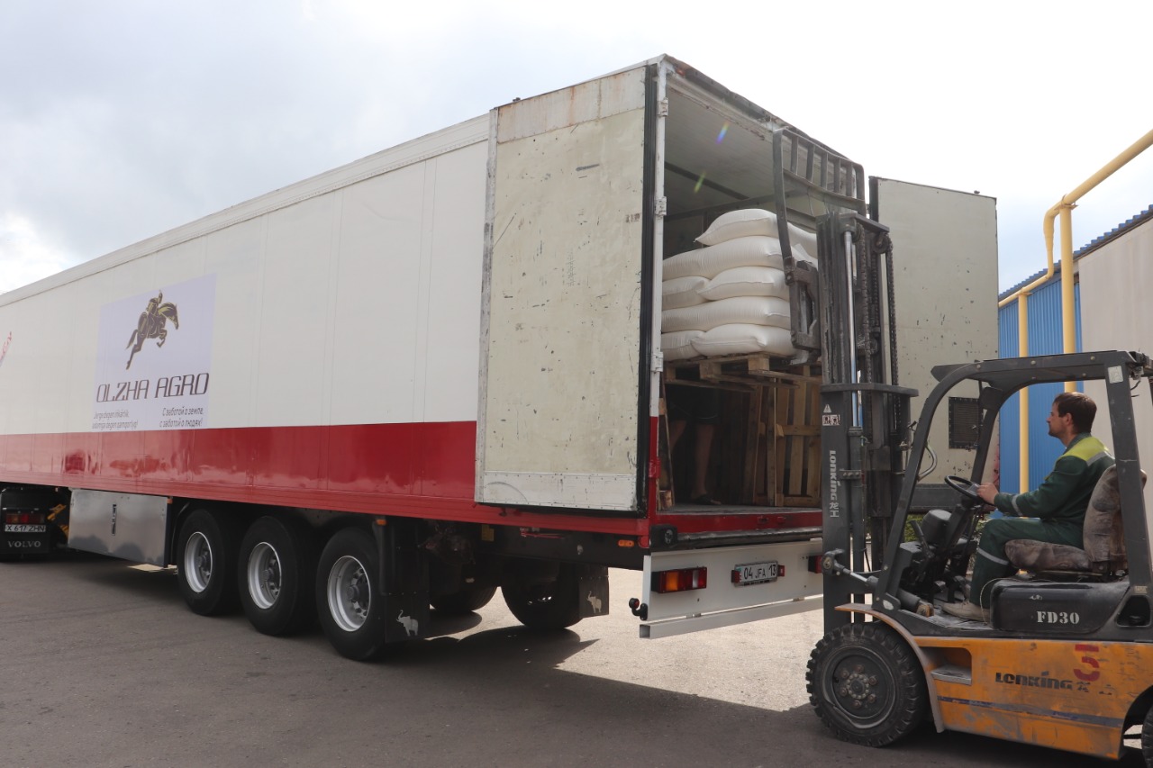 Qostanaıdan Arysqa 30 tonnalyq qaıyrymdylyq júk artqan kerýen ketti