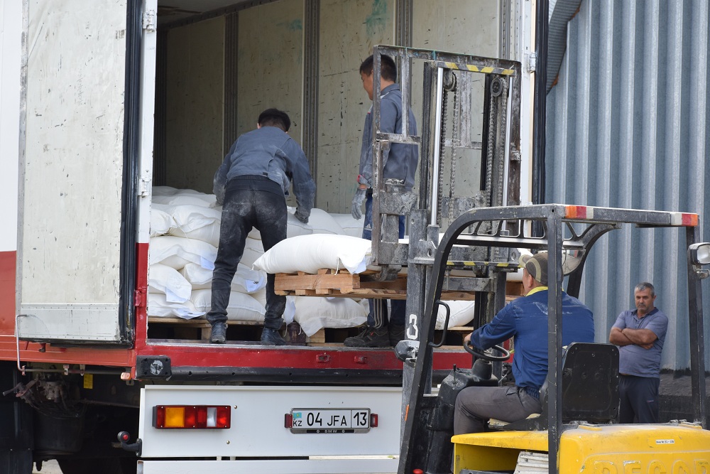 Qostanaıdan Arysqa 30 tonnalyq qaıyrymdylyq júk artqan kerýen ketti