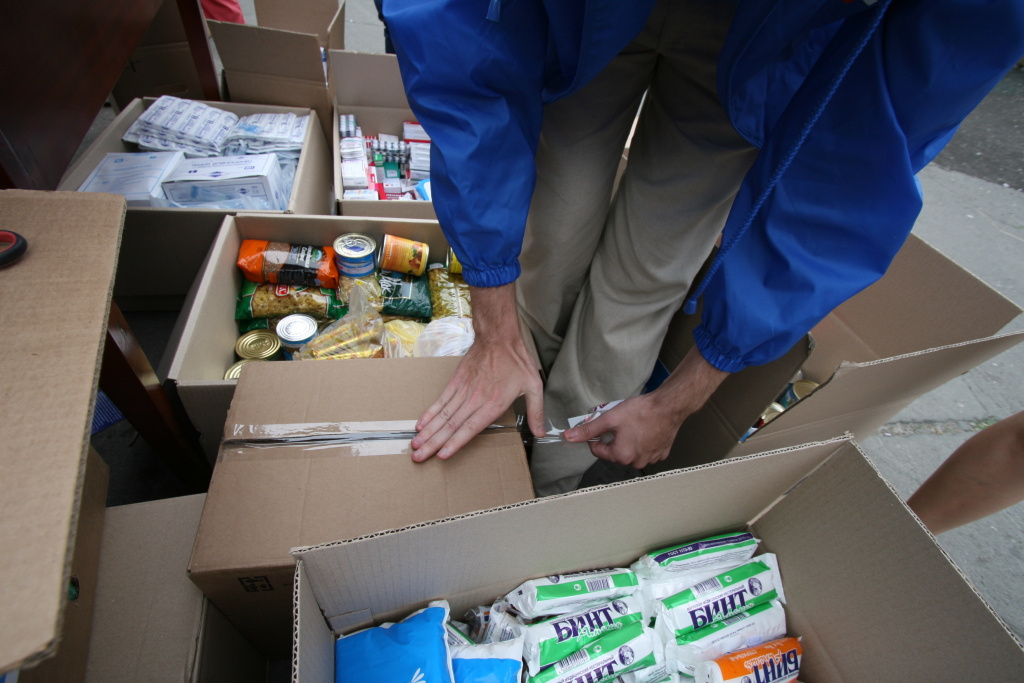 Semeılikter Arys turǵyndaryna kómek qolyn sozdy