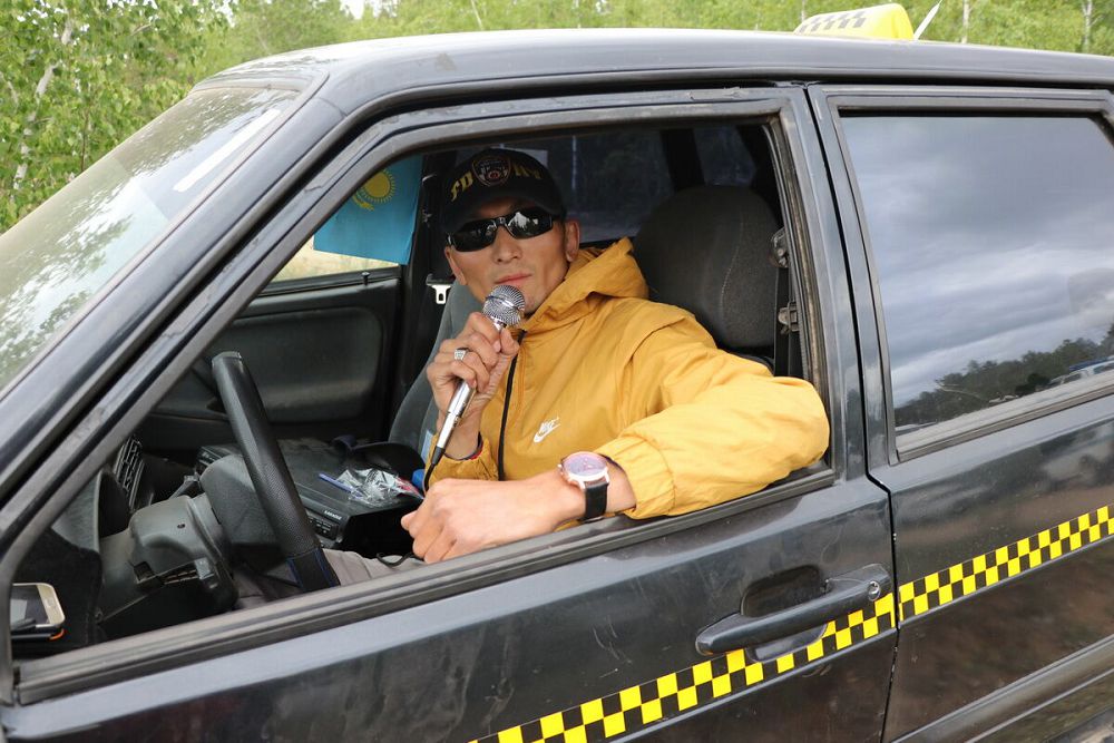 Karaoke-taksı qyzmeti jergilikti turǵyndar tarapynan suranysqa ıe