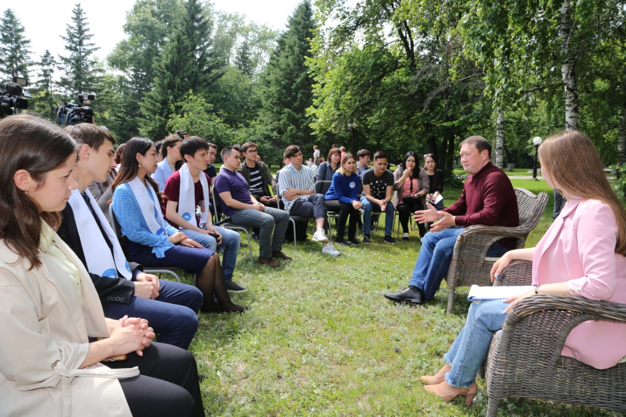 Soltústik Qazaqstan ákimi jastarmen júzdesti