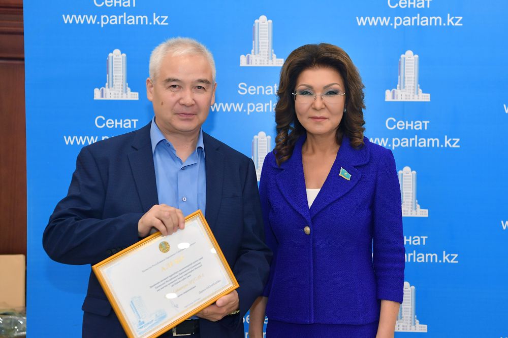 Senat basshysy jýrnalısterdi tól merekesimen quttyqtady