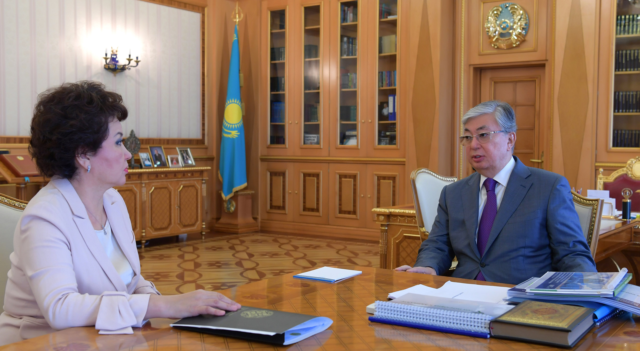 Qasym-Jomart Toqaev Qazaq ulttyq óner ýnıversıtetiniń rektory Aıman Musaqojaevany qabyldady