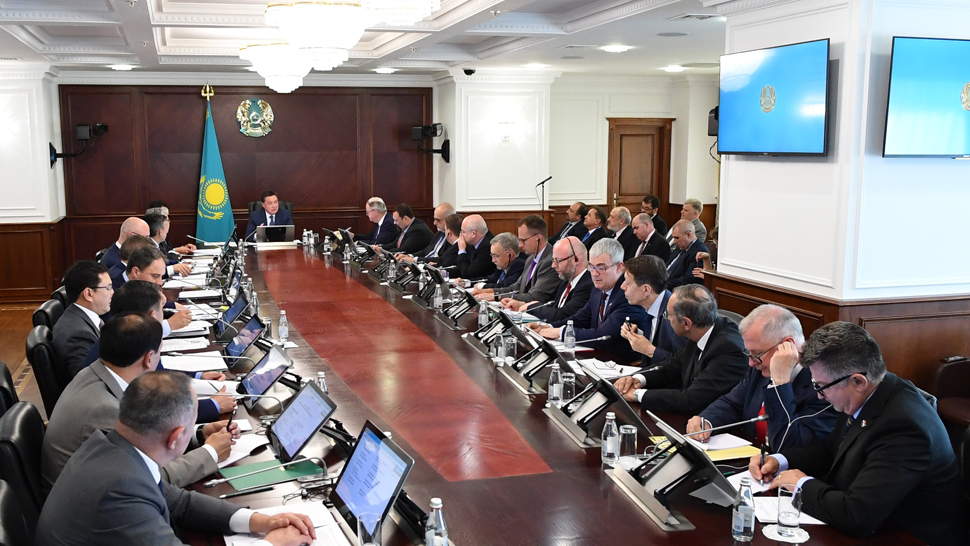 Asqar Mamın Eýropalyq Odaq elderiniń elshilerimen kezdesý ótkizdi