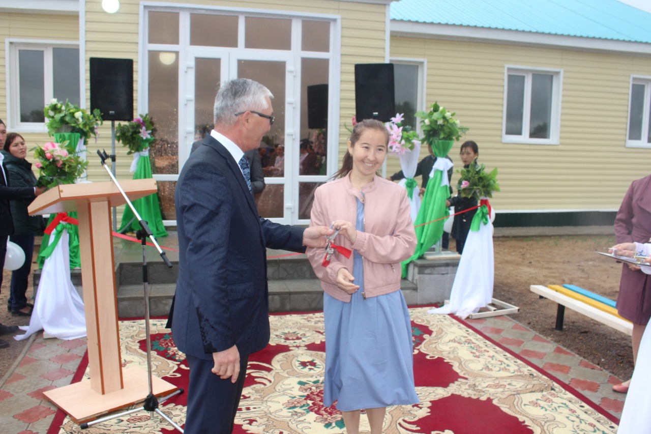 Amangeldi aýdany jas mamandardy jańa baspanamen qarsy aldy