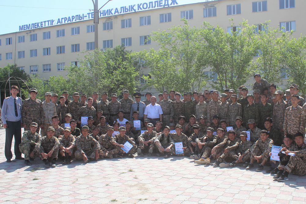 Áskerı qyzmetshiler  oqýshylar men stýdentterdi áskerı istiń qyr-synyna úıretýde