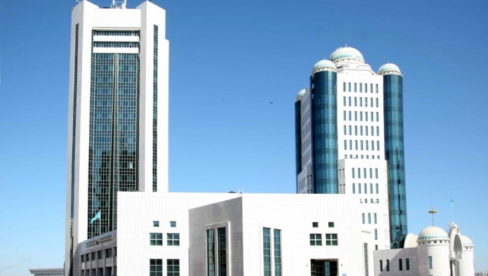 Qazaqstan Parlamenti depýtattary kanıkýlǵa ketti