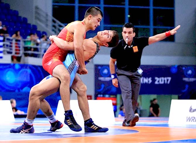 Kúres: Alǵashqy kúni bes júlde