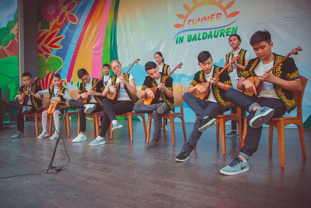 Kúmbirle, sazdy dombyra