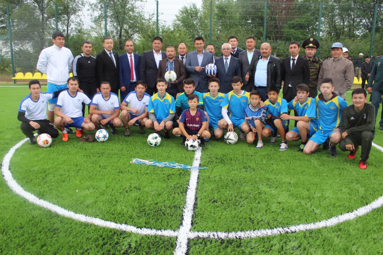 Mektep túlegi 12 mıllıon teńgege shaǵyn fýtbol alańyn salyp berdi