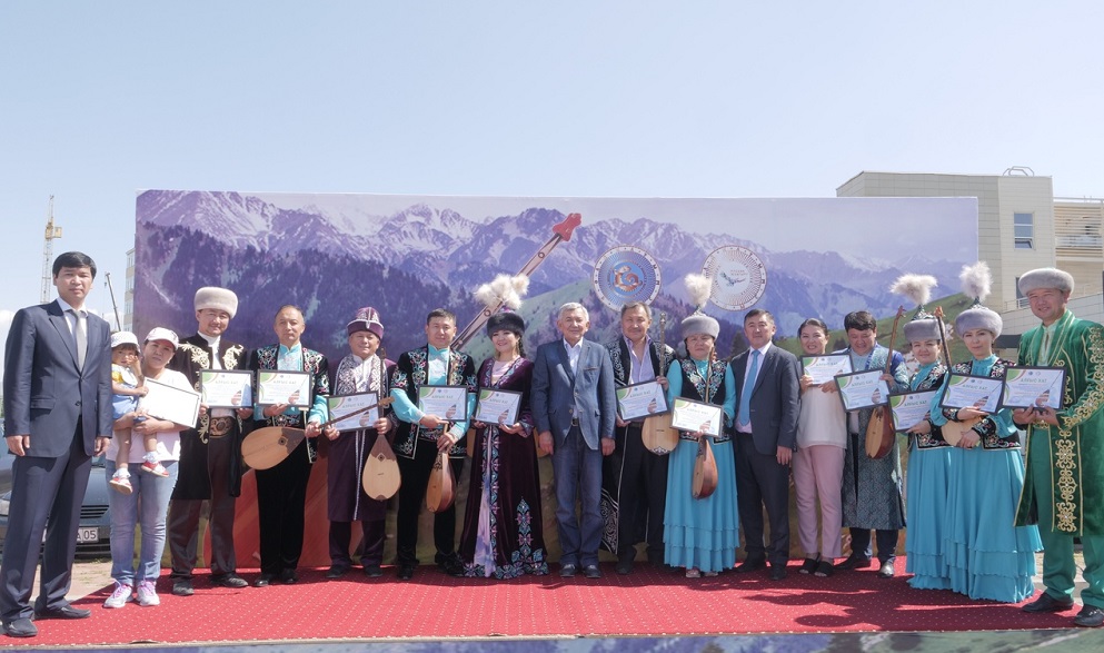 Jetisý dombyrashylary 24 saǵat boıy toqtaýsyz kúı shertti