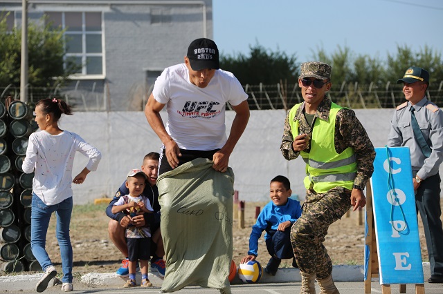 Batys áskerı qyzmetshileri arasynda Elorda kúnine sporttyq saıystar ótýde