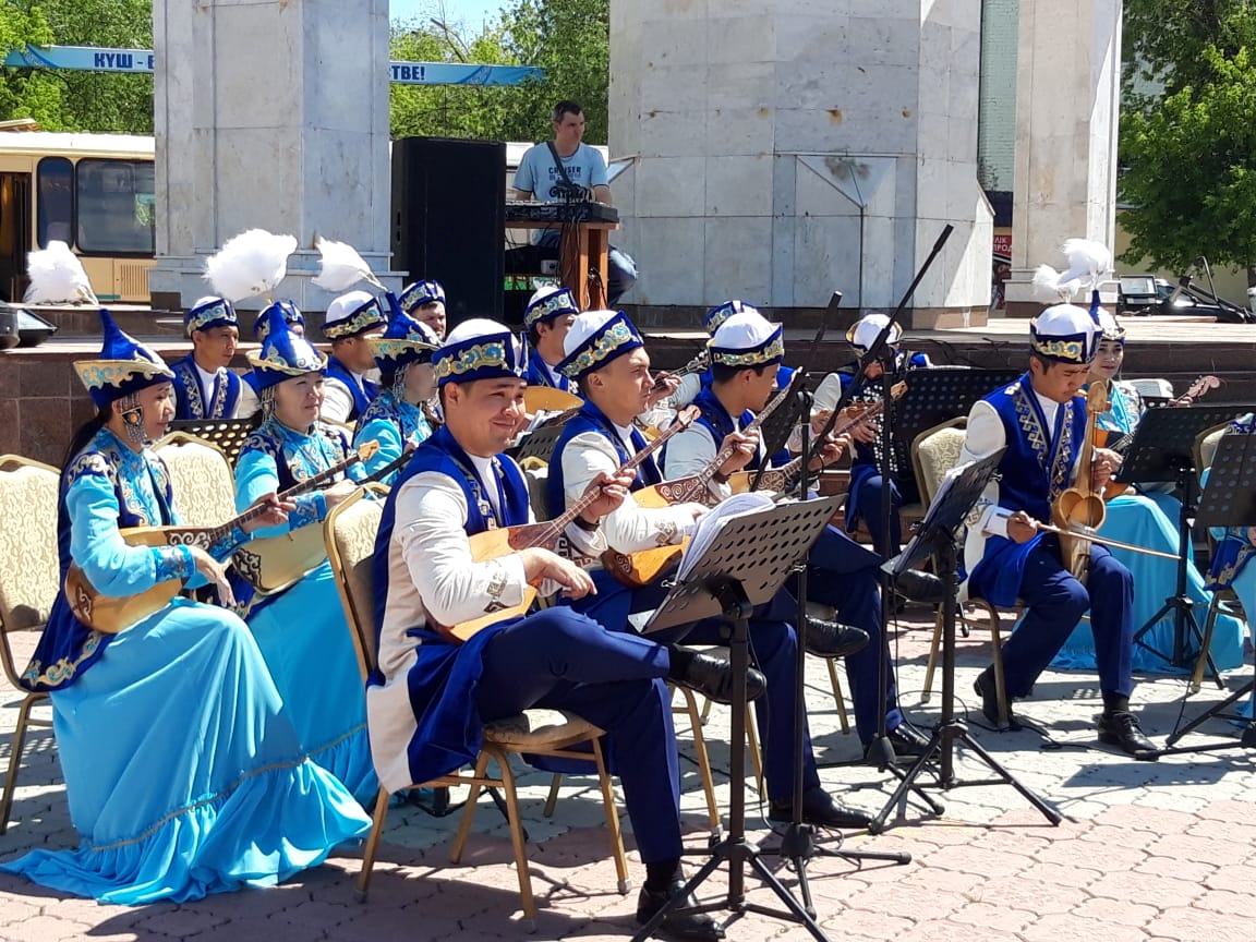 Soltústik Qazaqstanda jańa týǵan sábıge dombyra tartý etildi