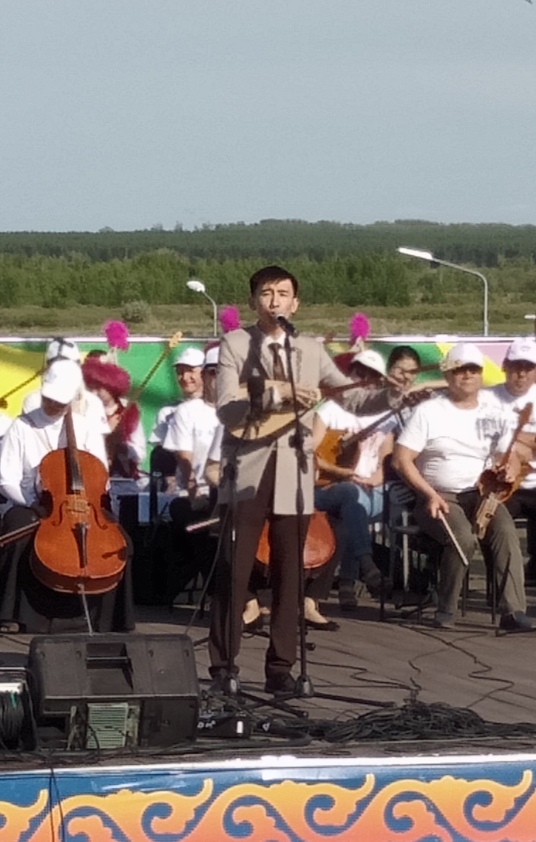 Ulttyq dombyra kúni merekesinde sheneýnik qostanaılyqtarǵa jyrmen arnaý aıtty