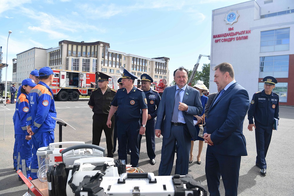 Muhtar Qul-Muhammed Nur-Sultandaǵy áskerı jáne órt sóndirý bólimderinde boldy
