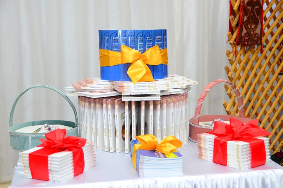 Shymkentte dástúrimizdi dáripteıtin qos kitap jaryq kórdi