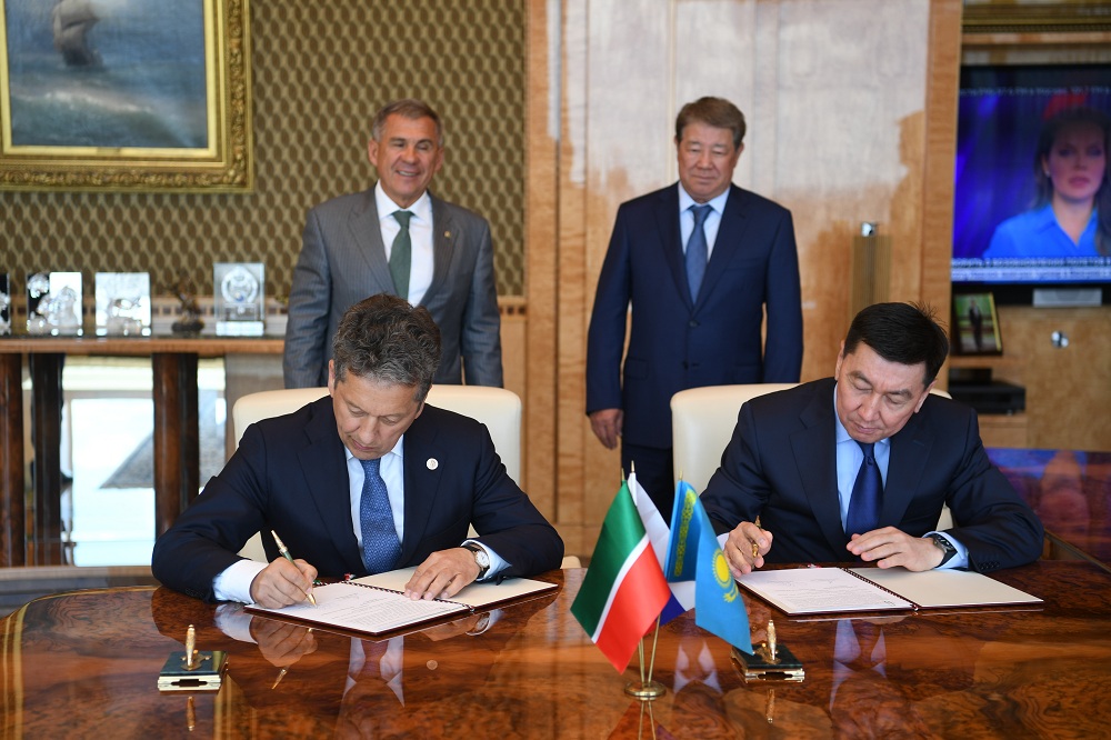 QMG men Tatneft ózara túsinistik týraly memorandýmǵa qol qoıdy