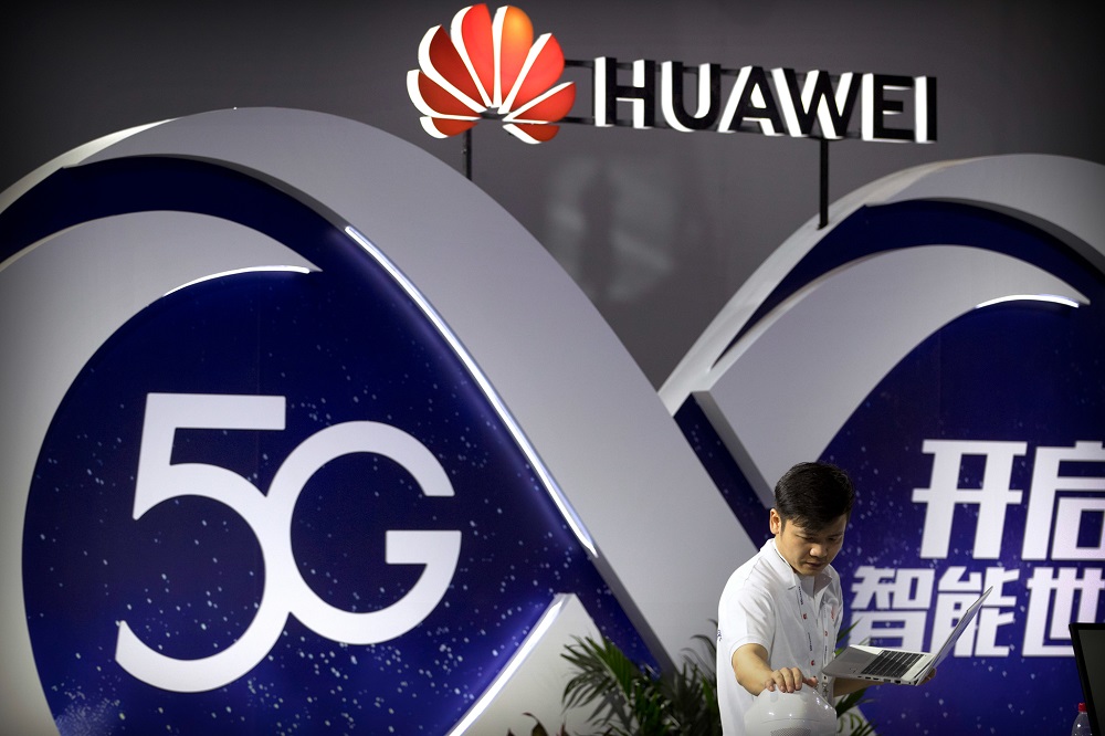 Huawei 5G tehnologııasyn qoldaıtyn alǵashqy smartfonyn tanystyrdy