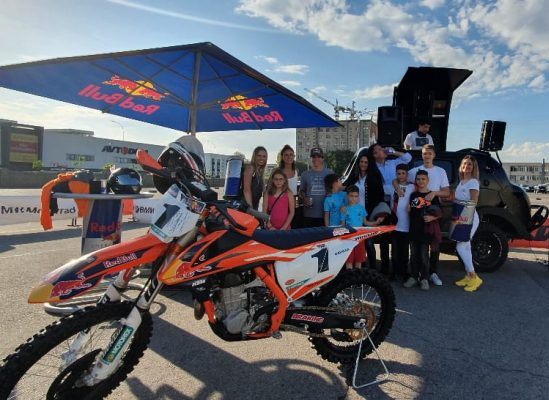 Eýropalyq motoshabandozdar Qazaqstannyń tabıǵaty týraly fılm túsiredi