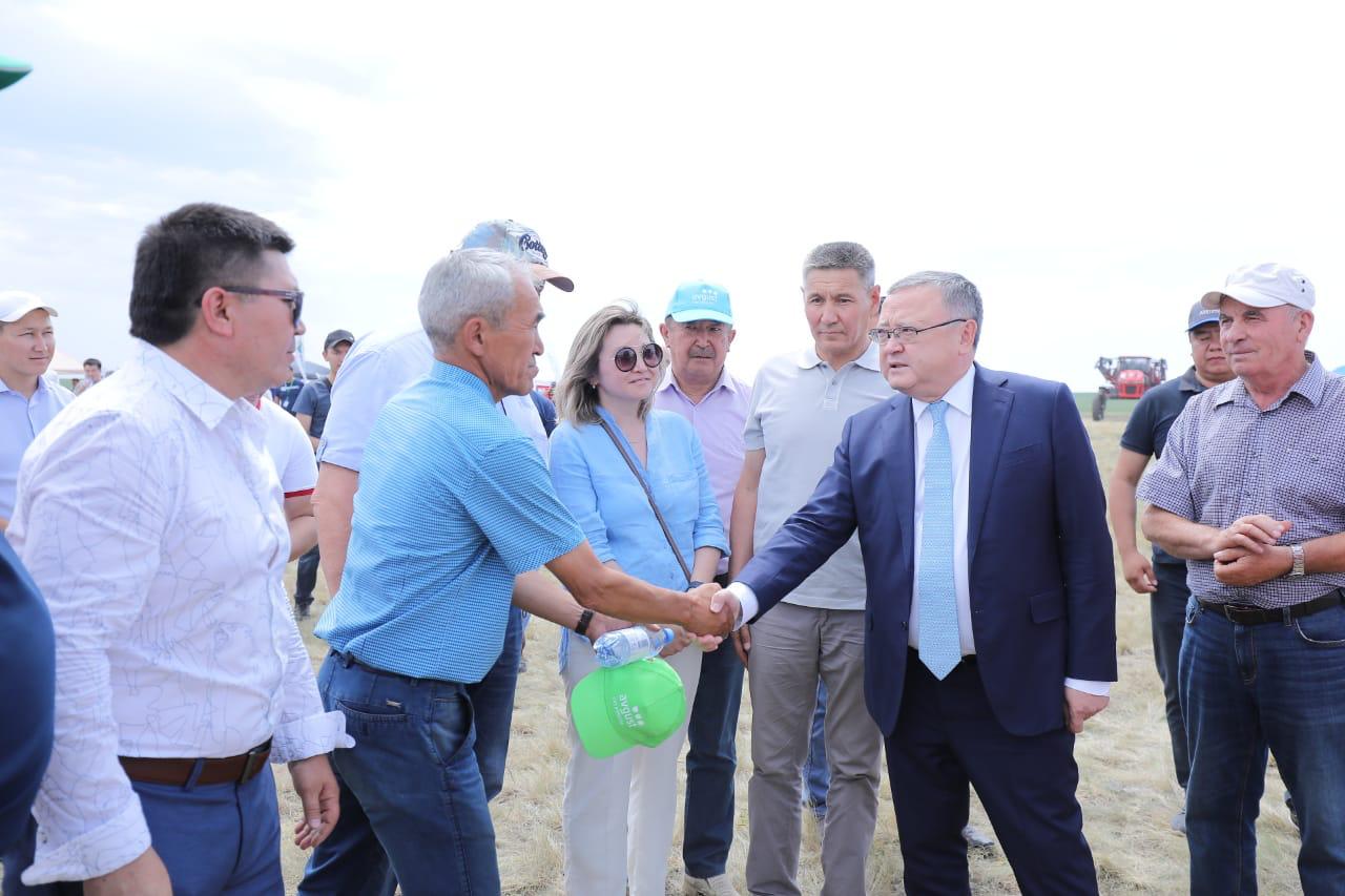 Aqtóbe oblysynyń ákimi aýyl sharýashylyǵy tehnıkalarynyń kórmesin tamashalady