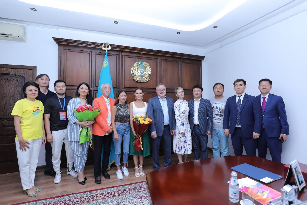 Ońdasyn Orazalın «Baqytty bala» II balalar vokaldyq festıvaliniń qazylarymen kezdesti