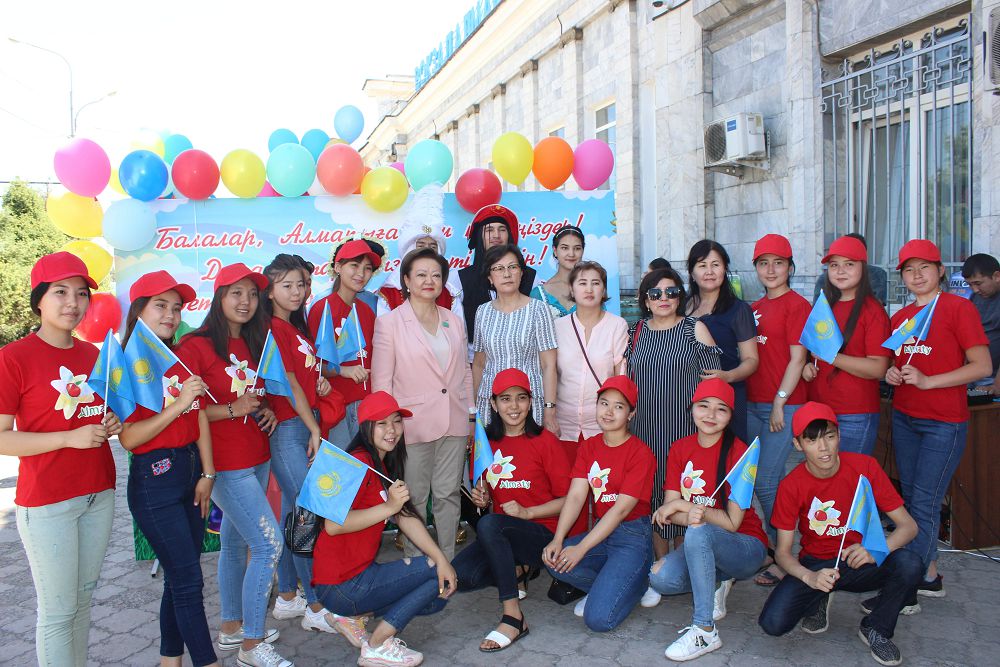 Senator Arystan kelgen balalar tobyn qarsy aldy