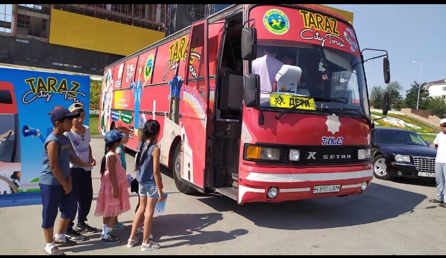 Tarazda tegin ekskýrsııalyq avtobýstar iske qosyldy