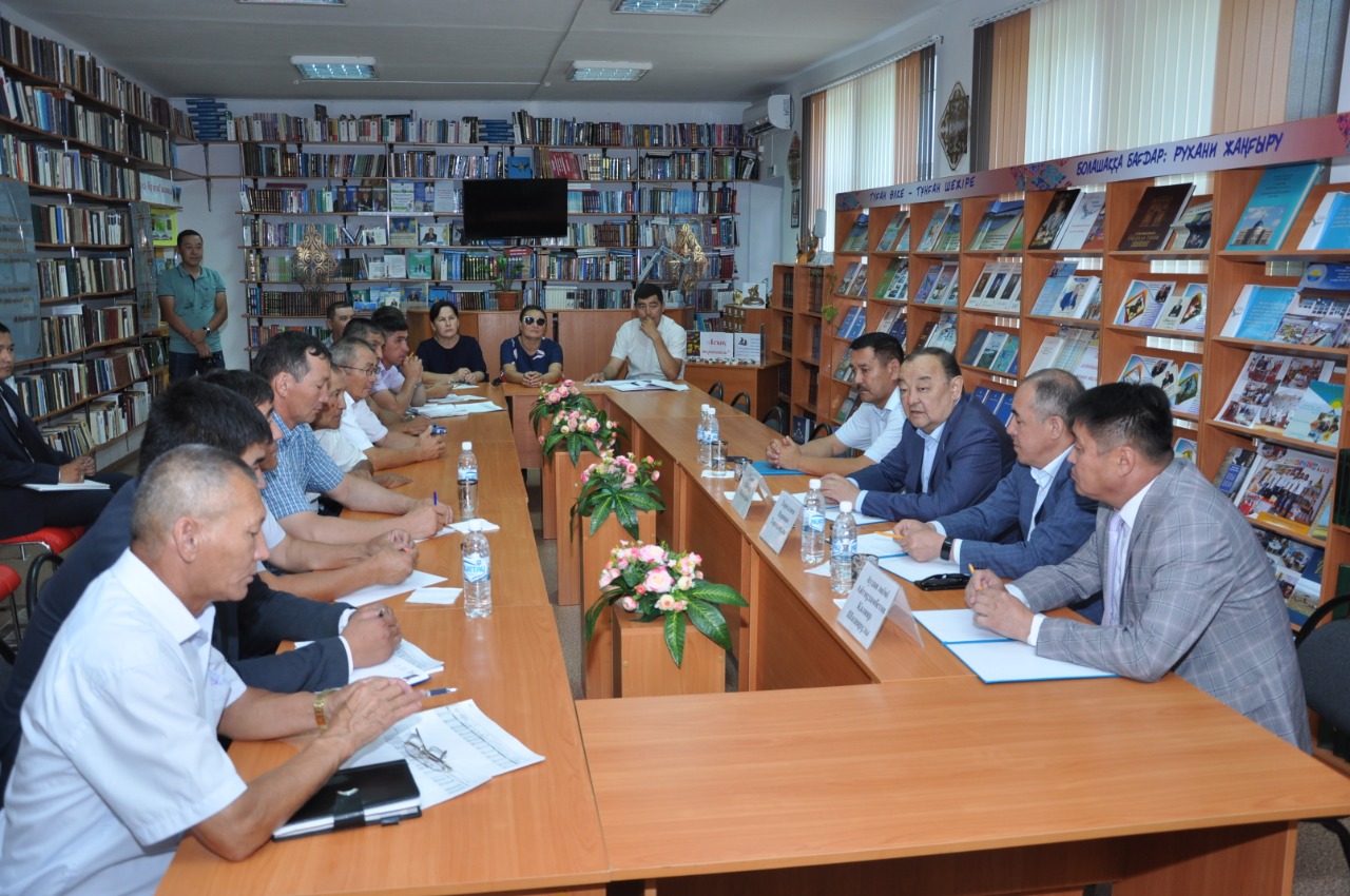 Senatorlar Batys Qazaqstan oblysyndaǵy aýyl turǵyndarymen kezdesti