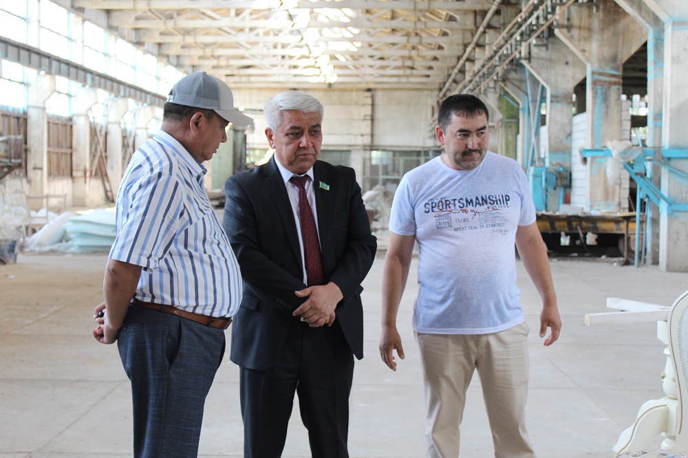 Májilis depýtaty Túrkistandaǵy jıhaz sehynyń ujymymen kezdesti