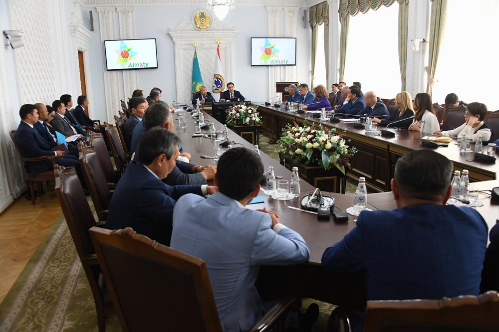 Almaty ákimi Baqytjan Saǵyntaev depýtattarmen áleýmettik jaǵdaılardy talqylady